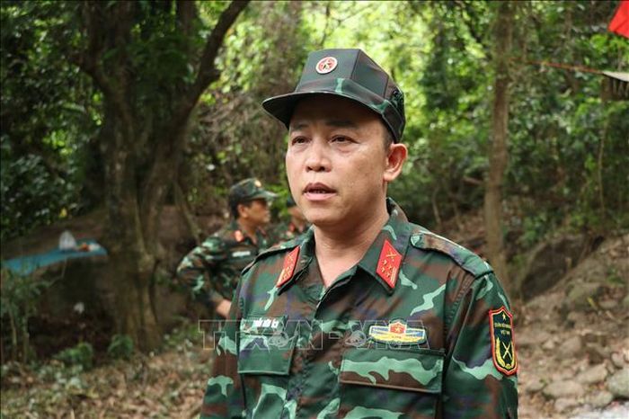 Đại tá Trần Hữu Ích (Chỉ huy trưởng Bộ Chỉ huy Quân sự thành phố Đà Nẵng) chỉ đạo công tác tìm kiếm, quy tập hài cốt liệt sĩ tại khu vực Hang Đá Sập (thôn Lâm Tây, xã Hà Nha). Ảnh: Khoa Chương/TTXVN