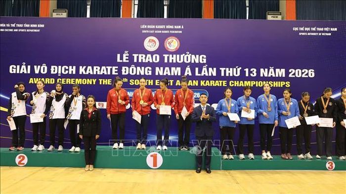 Ban Tổ chức trao thưởng ở nội dung đồng đội nữ trong ngày thi đấu cuối cùng của giải đấu.