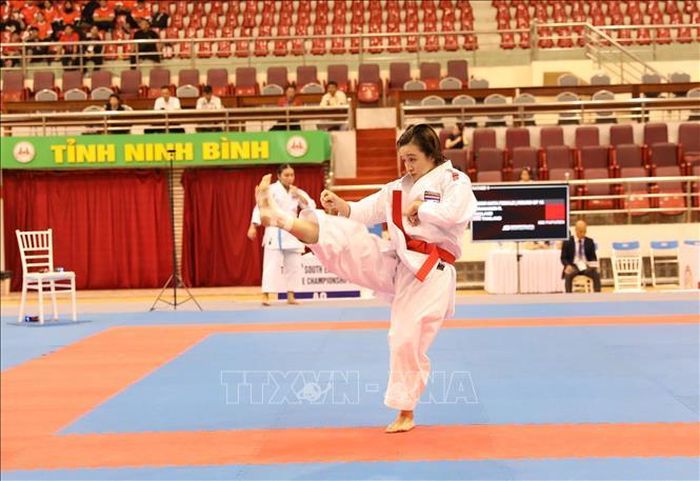 Nữ vận động viên của Thái Lan tranh tài ở nội dung Kata trong buổi thi đầu tiên.