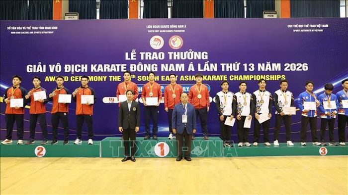 Ban Tổ chức trao thưởng ở nội dung đồng đội nam trong ngày thi đấu cuối cùng của giải đấu.