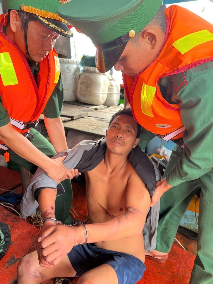 Đồn Biên phòng Phước Tỉnh tiến hành bắt giữ đối tượng Trần Vũ Hải ngay sau khi tàu nhập bến. Ảnh: Văn Danh