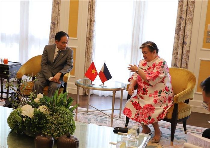 Bộ trưởng Ngoại giao Lê Hoài Trung và Bộ trưởng Ngoại giao Philippines Maria Theresa Lazaro tại cuộc gặp ngắn. Ảnh: Đỗ Sinh/PV TTXVN tại Thái Lan