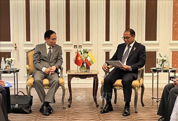 Bộ trưởng Ngoại giao Lê Hoài Trung và Bộ trưởng Ngoại giao Myanmar U Tin Maung Swe tại cuộc gặp ngắn. Ảnh: Đỗ Sinh/PV TTXVN tại Thái Lan