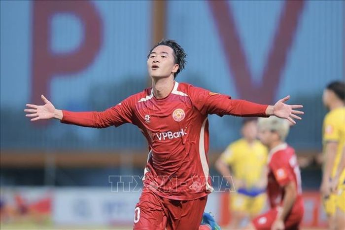 Cầu thủ Long Vũ (số 30) ghi bàn thắng quân bình tỷ số 1-1 cho PVF CAND. Ảnh: Minh Quyết/TTXVN