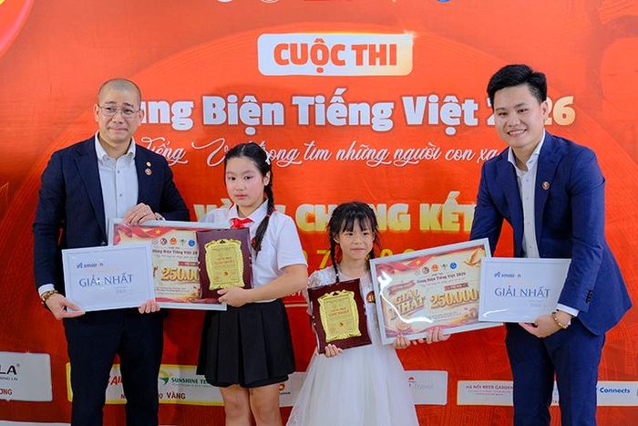 Ban Tổ chức trao giải Nhất cho các thí sinh xuất sắc tại Chung kết Cuộc thi Hùng biện tiếng Việt 2026 ở Nhật Bản.