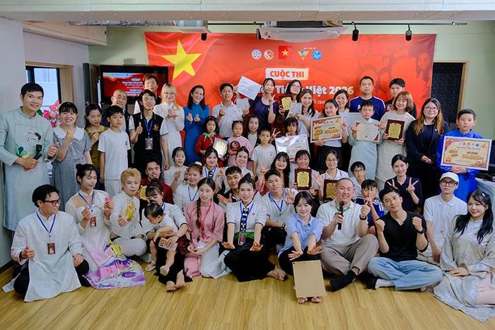 Các thí sinh, phụ huynh và đại biểu chụp ảnh lưu niệm sau Chung kết Cuộc thi Hùng biện tiếng Việt 2026.