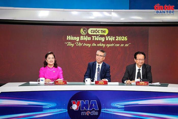 Ban Giám khảo tại điểm cầu Trung tâm Nội dung số và Truyền thông – Thông tấn xã Việt Nam theo dõi, chấm các phần thi chung kết.