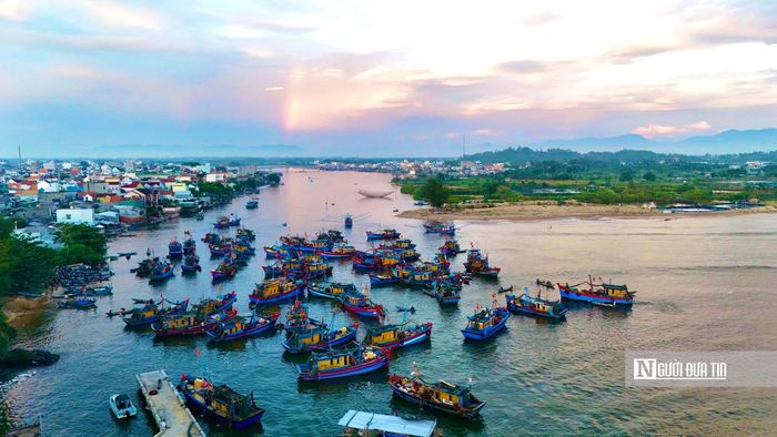 Sau hơn ba giờ nhộn nhịp, phiên chợ dần khép lại khi mặt trời lên cao. Những ghe thu mua nối nhau vào bờ, còn ngư dân chuẩn bị cho chuyến biển mới. Dẫu chỉ diễn ra trong buổi sớm, chợ nổi Nghĩa An vẫn giữ nguyên nhịp mưu sinh đặc trưng của cư dân vùng cửa biển Quảng Ngãi.