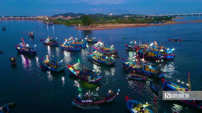 Khoảng 4 giờ sáng, khi những chuyến tàu đánh bắt gần bờ lần lượt trở về cửa biển Cửa Đại (xã An Phú, tỉnh Quảng Ngãi), mặt sông cũng bắt đầu nhộn nhịp.