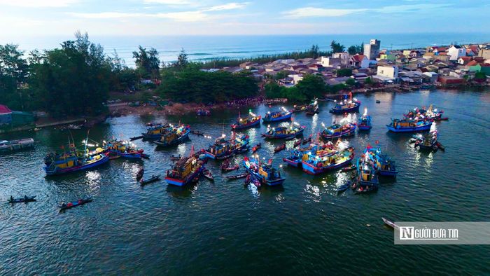 Từ khoảng 4 đến 7 giờ mỗi ngày, hải sản được chuyển trực tiếp từ khoang tàu sang ghe thu mua.Cá, tôm, mực vừa đưa lên đã được phân loại, cân bán rồi vận chuyển vào bờ tiêu thụ. Hoạt động mua bán diễn ra ngay trên mặt nước tạo nên phiên chợ nổi duy nhất của Quảng Ngãi.