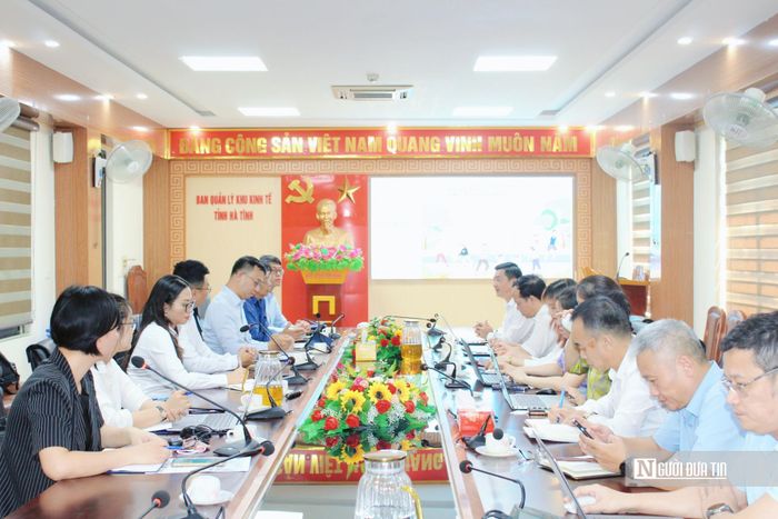 Ban Quản lý Khu kinh tế tỉnh Hà Tĩnh tổ chức buổi làm việc với Công ty TNHH VSIP Hà Tĩnh, Tập đoàn Nameson trong quá trình nghiên cứu đầu tư dự án sản xuất may mặc và sợi tại khu công nghiệp Bắc Thạch Hà. Ảnh Lệ Hà.