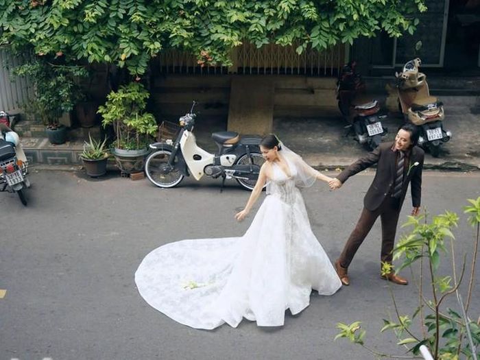 Nữ nghệ sĩ trân trọng sự đồng hành của người bạn đời suốt 20 năm qua. ẢNH: NVCC.