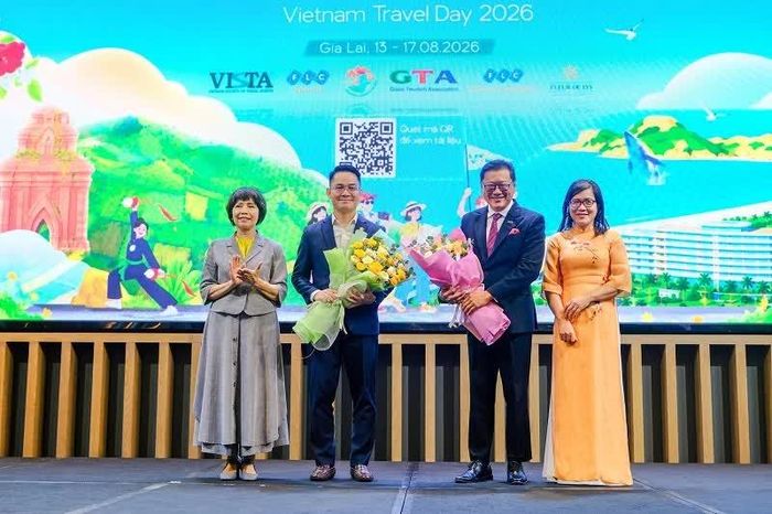 Bà Cao Thị Ngọc Lan - Phó Chủ tịch Thường trực Hiệp hội Du lịch Việt Nam và bà Nguyễn Thị Kim Chung - Phó Giám đốc Sở VHTT&amp;DL tỉnh Gia Lai, tặng hoa cảm ơn các nhà tài trợ chính.