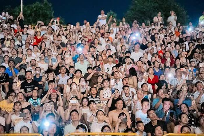 Các đêm thi DIFF 2026 luôn thu hút lượng lớn khán giả tới thưởng thức.