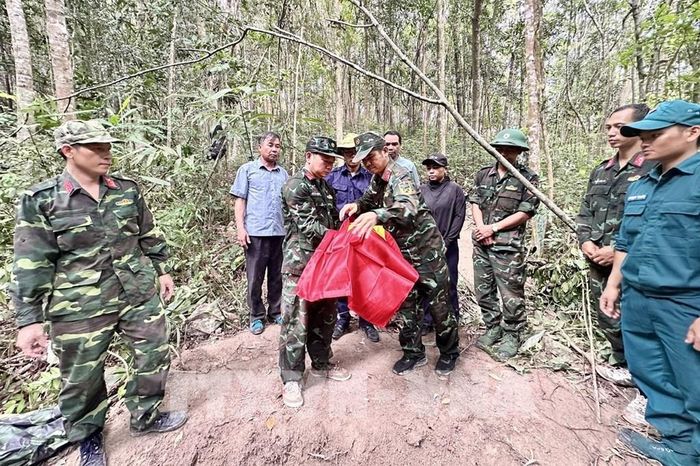 Các thành viên Đội K51 Đắk Lắk và các lực lượng cẩn thận đón hài cốt liệt sĩ về trong Chiến dịch 500 ngày đêm. Ảnh: TTXVN phát