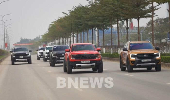 Xe bán tải, hay còn được gọi là Pickup, là một loại xe tải nhỏ có một cabin kín và một thùng hàng phía sau. Xe này được thiết kế đa năng để phục vụ cả nhu cầu chở khách và chở hàng. Ảnh: Văn Xuyên/Bnews/vnanet.vn
