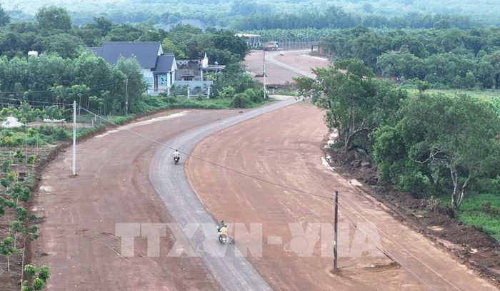 Việc sớm hoàn thành di dời hệ thống điện sẽ xóa bỏ nguy cơ mất an toàn giao thông, đồng thời tạo điều kiện để dự án mở rộng tuyến đường từ trung tâm xã Tân Lợi đến ĐT.753 được triển khai đồng bộ, góp phần hoàn thiện hạ tầng giao thông và thúc đẩy phát triển kinh tế - xã hội của địa phương. Ảnh: Đậu Tất Thành – TTXVN