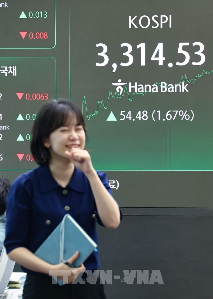 Bảng điện tử hiển thị chỉ số chứng khoán KOSPI tại Seoul, Hàn Quốc. Ảnh tư liệu: Yonhap/TTXVN