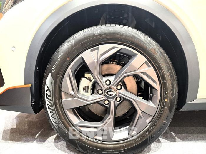 GAC GS3 EMZOOM được trang bị bộ mâm hợp kim 18inch đi cùng hệ thống giám sát áp suất lốp (TPMS), mang đến sự cân bằng giữa phong cách thể thao và khả năng vận hành ổn định. Ảnh: Văn Xuyên/BNEWS/TTXVN
