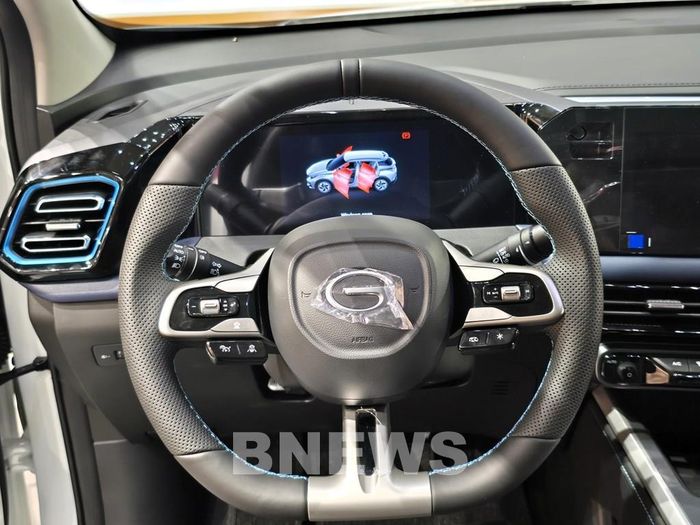Phía trướ vô lăng đa chức năng là cụm đồng hồ kỹ thuật số LCD 7 inche hiển thị thông tin vận hành từ tốc độ, chế độ lái đến hệ thống giám sát áp suất lốp TPMS. Ảnh: Văn Xuyên/BNEWS/TTXVN