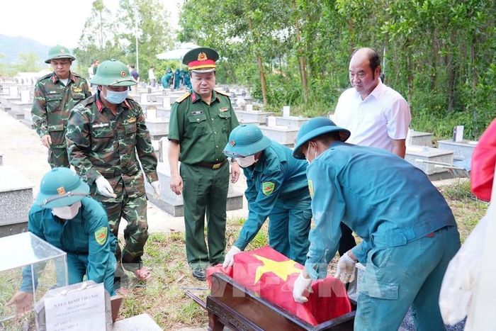 Phó Chủ tịch UBND thành phố Huế Nguyễn Văn Mạnh kiểm tra công tác lấy mẫu hài cốt liệt sĩ tại Nghĩa trang Liệt sĩ xã Bình Điền. Ảnh: Mai Trang- TTXVN