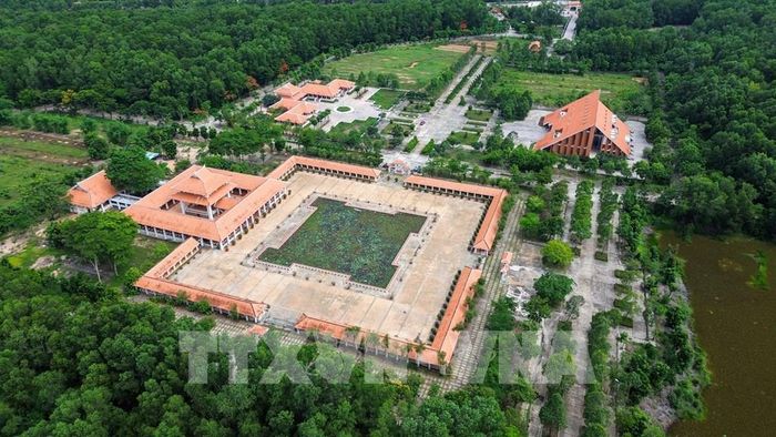 Giữa màu xanh yên bình của vùng biên Tây Ninh, Khu di tích lịch sử cách mạng Bình Thành lưu giữ những dấu ấn của một căn cứ cách mạng kiên cường trong hai cuộc kháng chiến. Ảnh: Giang Phương – TTXVN
