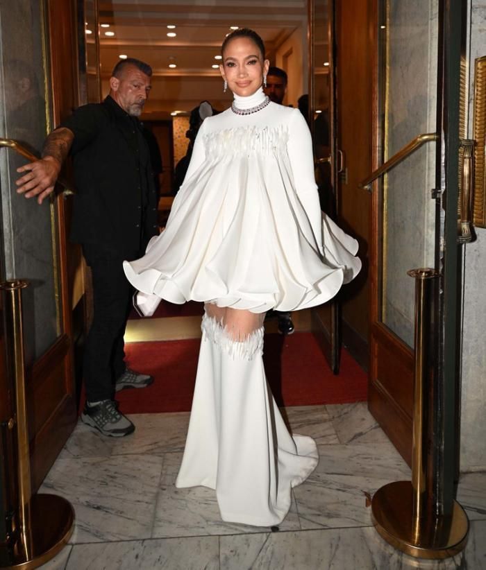 Jennifer Lopez diện một bộ váy trắng ấn tượng của thương hiệu Stéphane Rolland, thuộc bộ sưu tập Thu/Đông 2026. Ảnh: Getty Images