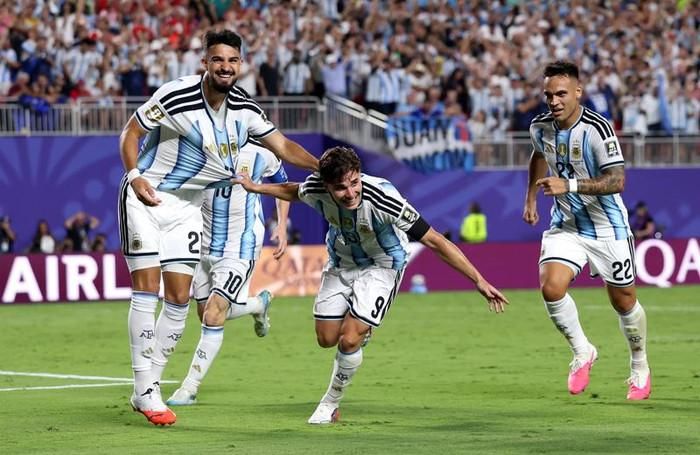 Julian Alvarez lập siêu phẩm giúp Argentina đi tiếp. Ảnh: FIFA