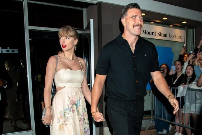 Taylor Swift và Travis Kelce bắt đầu hẹn hò từ năm 2023 và công bố đính hôn vào tháng 8/2025.