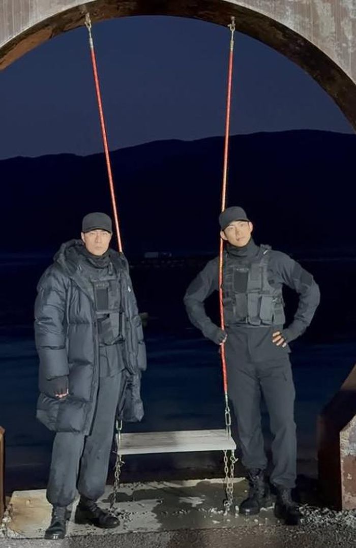 So Ji Sub và Ok Taecyeon thân thiết ở hậu trường.