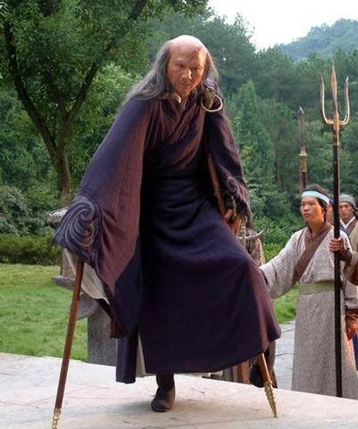 Đoàn Diên Khánh phải chống nạng để di chuyển, khuôn mặt biến dạng và không thể nói chuyện như người bình thường. 