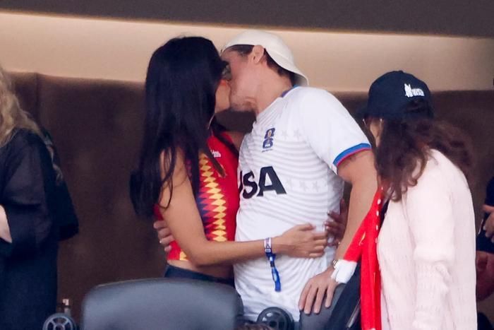 Brad Pitt và bạn gái Ines de Ramon trên khán đài World Cup mới đây.