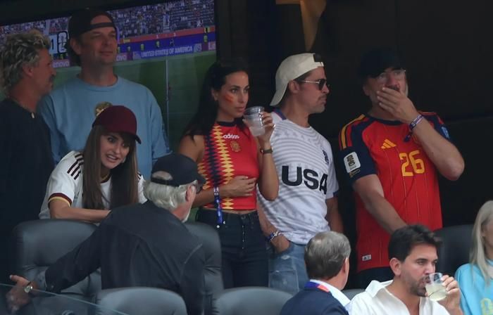 Đồng hành cùng Brad Pitt và Ines de Ramon còn có vợ chồng tài tử Tây Ban Nha Javier Bardem và Penélope Cruz.