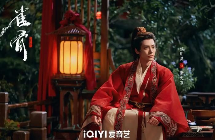 Nhiều khán giả nhận xét cách nhả thoại và phong thái của nam diễn viên sinh năm 1997 mang cảm giác cố "diễn cho ra vẻ nguy hiểm" hơn là uy hiếp thực tế. Ảnh: iQIYI