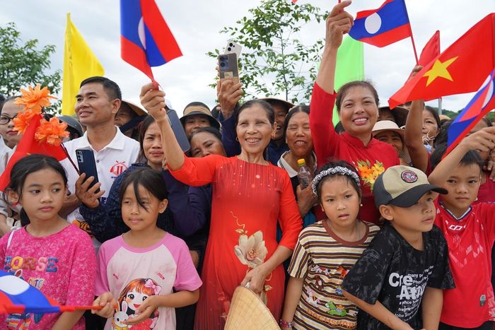 Bà Lê Thị Hà (giữa) 58 tuổi, ở thôn Thụy Phong, tự hào khi có mặt trong ngày hội lớn của địa phương.