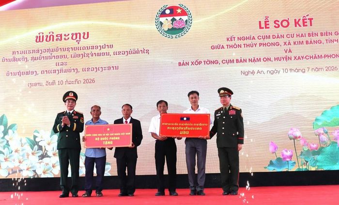 Phó Thủ tướng Chính phủ, Bộ trưởng Bộ Quốc phòng hai nước Việt Nam - Lào tặng quà đại diện ban quản lý thôn Thủy Phong và Xốp Tờng. 