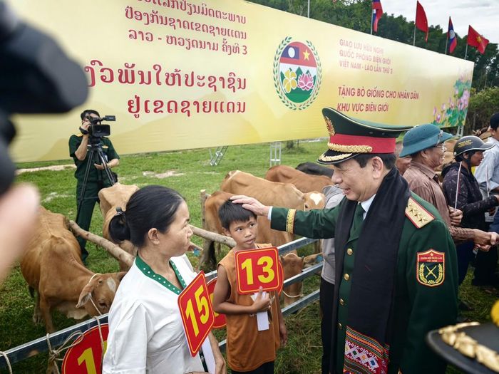 Đại tướng Phan Văn Giang, Ủy viên Bộ Chính trị, Phó Bí thư Quân ủy Trung ương, Phó Thủ tướng Chính phủ, Bộ trưởng Bộ Quốc phòng Việt Nam, động viên hộ dân khó khăn tại lễ trao tặng bò giống.