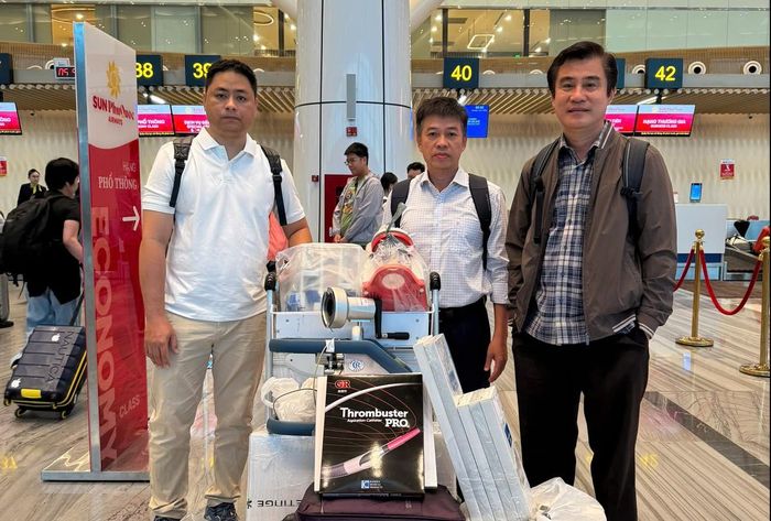Lãnh đạo các khoa Hồi sức cấp cứu, Tim mạch can thiệp, Nội thần kinh - Bệnh viện Chợ Rẫy đến Phú Quốc để trực tiếp tham gia hồi sức tích cực cho người bệnh.