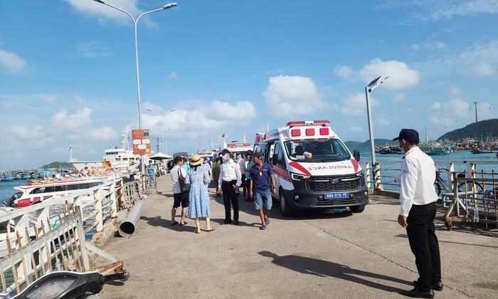 Xe cứu thương được bố trí để phục vụ công tác cấp cứu và vận chuyển các nạn nhân trong vụ lật ca nô chở khách.