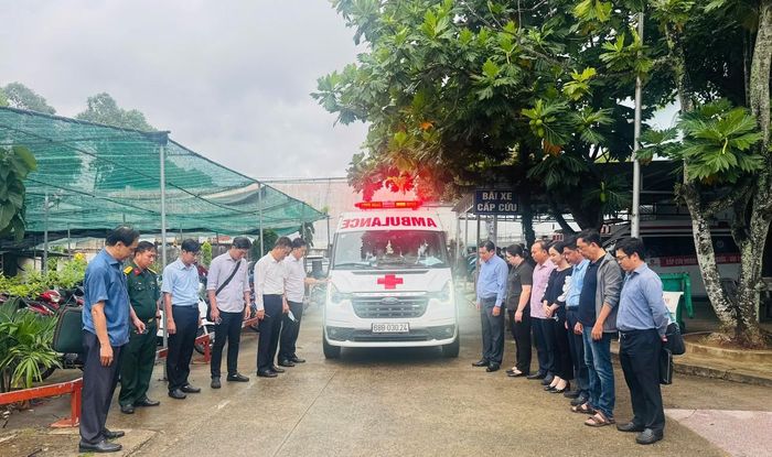 Lãnh đạo UBND tỉnh An Giang và đặc khu Phú Quốc tiễn đưa các thi thể nạn nhân vụ lật ca nô về TPHCM - Ảnh: CTV