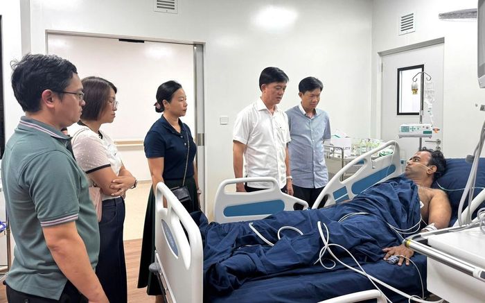 Lãnh đạo UBND đặc khu Phú Quốc thăm hỏi các nạn nhân đang được chăm sóc, điều trị - Ảnh CTV