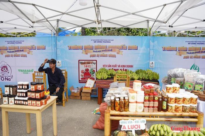 Gian hàng OCOP, nông sản trưng bày đẹp.