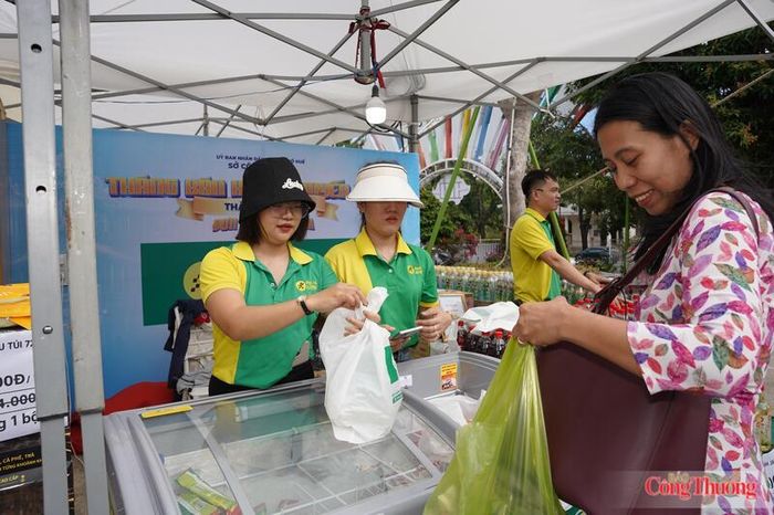 Hoạt động mua sắm diễn ra sôi động tại khu vực gian hàng.