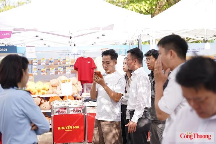 Khách tham quan tìm hiểu sản phẩm.