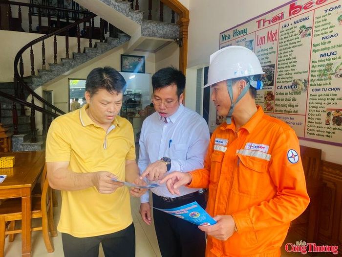 Lan tỏa ý thức tiết kiệm điện trong cộng đồng và doanh nghiệp là giải pháp thiết thực nhằm giảm phụ tải và sử dụng năng lượng hiệu quả. Ảnh: Thanh Tuấn