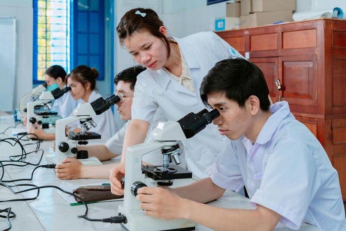 Giảng viên Phạm Thị Lan, Khoa Công nghệ sinh học, Trường Thủy sản và Khoa học sự sống (Trường Đại học Nha Trang) hướng dẫn sinh viên thực hành trên kính hiển vi. 