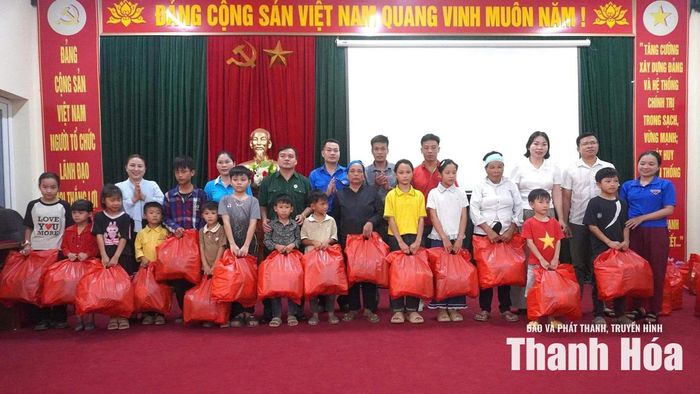Ủy ban MTTQ xã Văn Nho phối hợp với Công ty Want Want Việt Nam trao quà cho trẻ em có hoàn cảnh đặc biệt khó khăn.