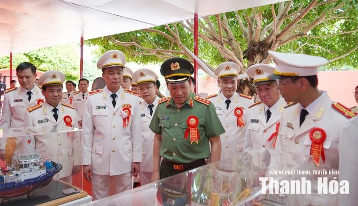 Thượng tướng Lê Văn Tuyến, Ủy viên Trung ương Đảng, Thứ trưởng Bộ Công an và các đồng chí lãnh đạo Công an tỉnh tham quan gian trưng bày hiện vật của lực lượng an ninh Thanh Hóa.