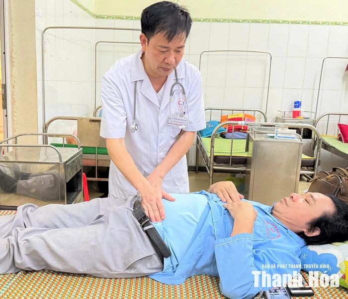 Bác sĩ Nguyễn Viết Huấn thăm khám cho bệnh nhân.
