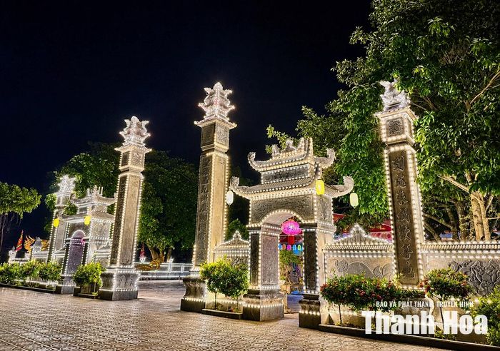 Đền Ba Bông rực rỡ về đêm.
